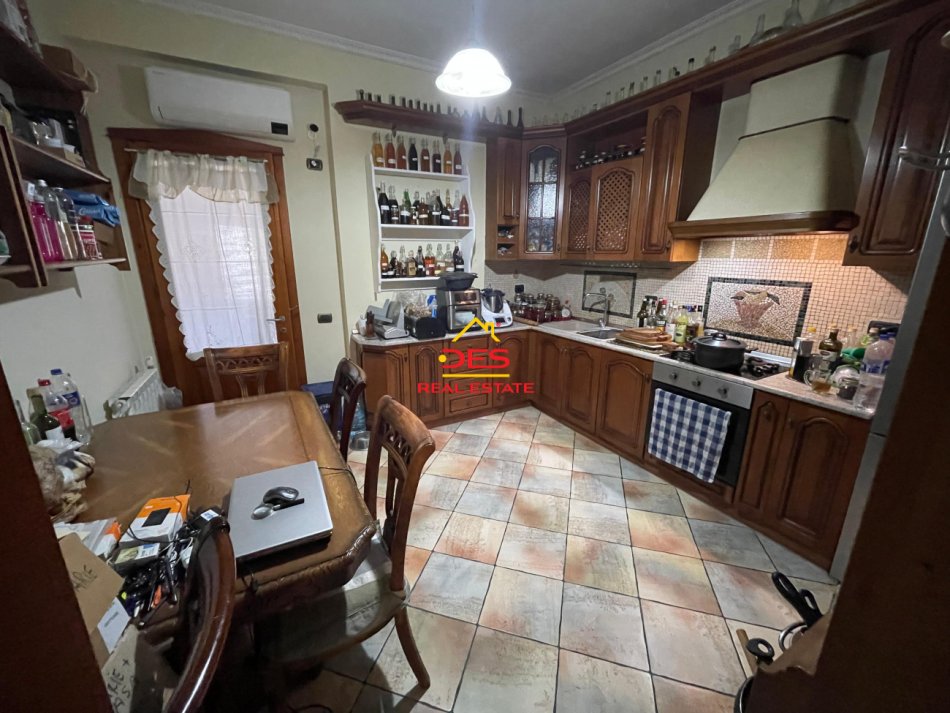 Vlore, shitet apartament+verande | Penthouse 3+1 Kati 9, 320 m² 335.000 € (Rruga Onufri)