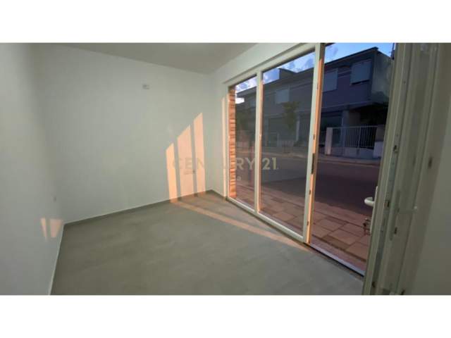 Tirane, jepet me qera dyqan Kati 0, 16 m² 200 Euro