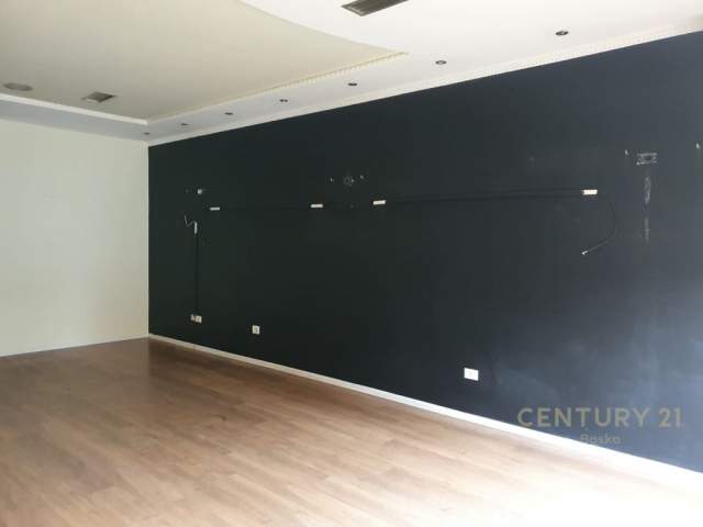 Tirane, jepet me qera ambjent biznesi Kati 0, 110 m² 1.000 Euro (Ish Ekspozita)