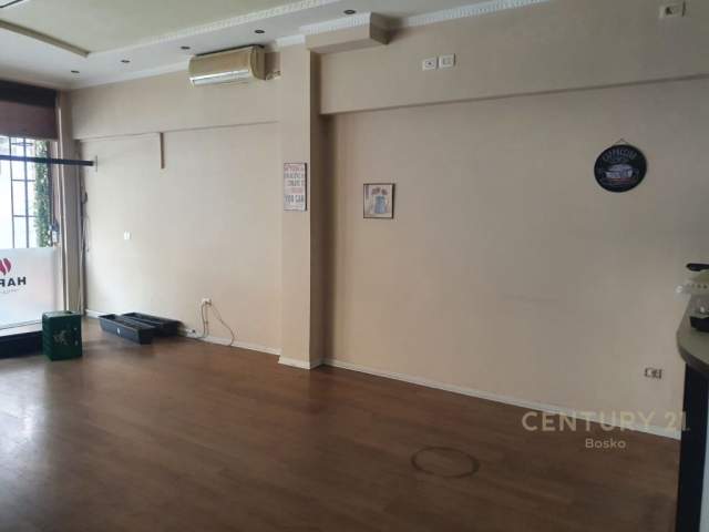 Tirane, jepet me qera ambjent biznesi Kati 0, 110 m² 1.000 Euro (Ish Ekspozita)