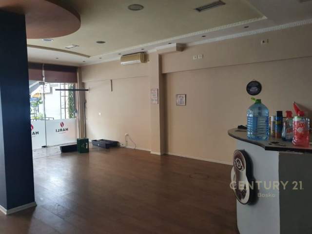 Tirane, jepet me qera ambjent biznesi Kati 0, 110 m² 1.000 Euro (Ish Ekspozita)