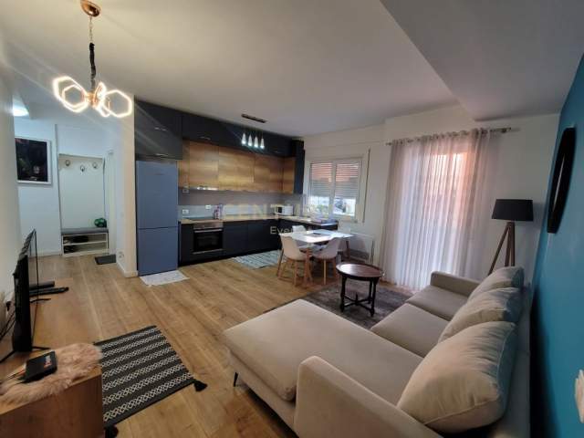 Tirane, jepet me qera apartament 2+1 Kati 6, 89 m² 500 Euro (Brryli)