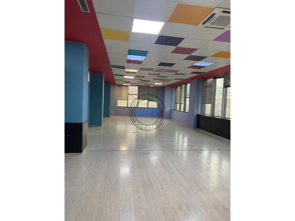 Durres, jepet me qera zyre , 250 m² (Sheshi Pranvera, Durrës)
