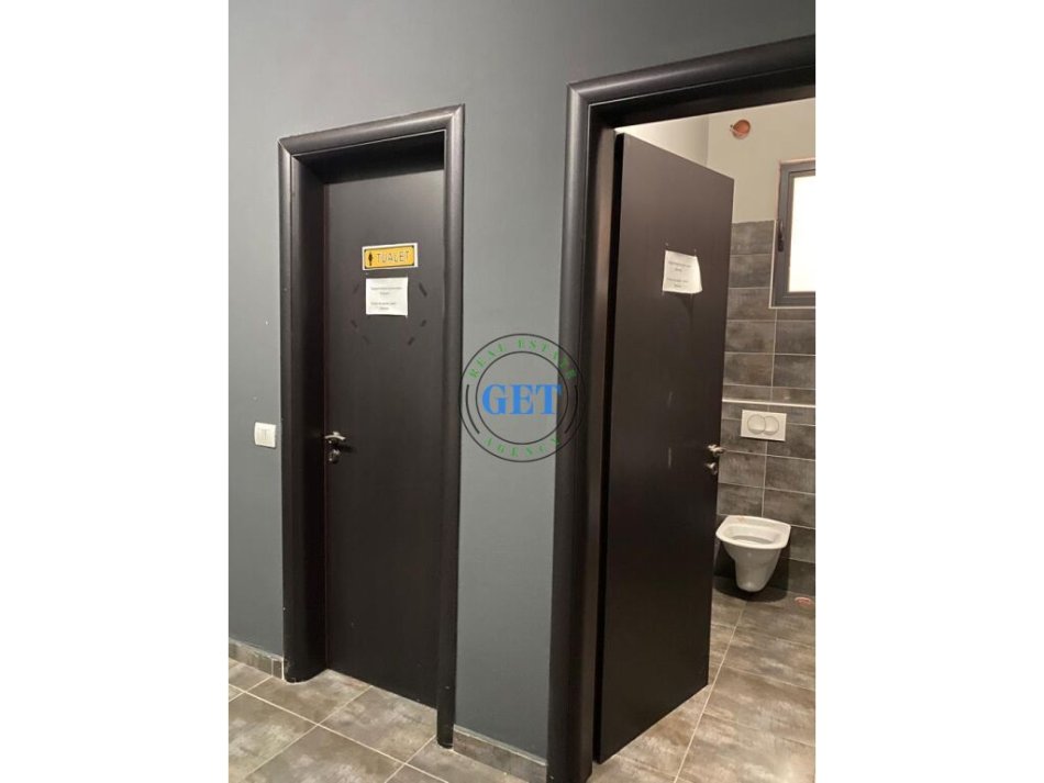 Durres, jepet me qera zyre , 250 m² (Sheshi Pranvera, Durrës)
