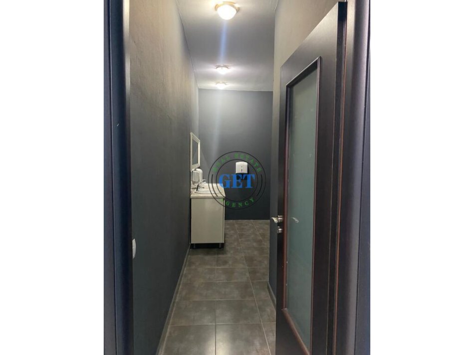 Durres, jepet me qera zyre , 250 m² (Sheshi Pranvera, Durrës)
