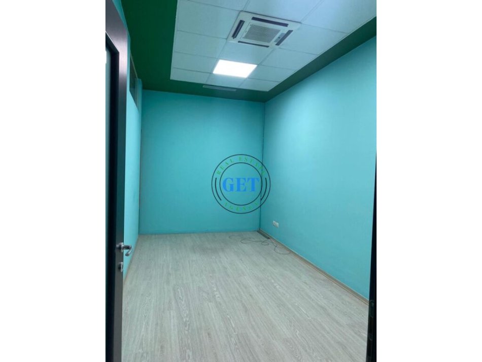 Durres, jepet me qera zyre , 250 m² (Sheshi Pranvera, Durrës)