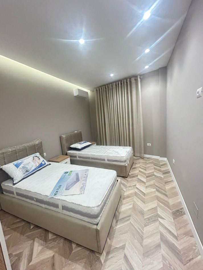 Tirane, jepet me qera apartament 2+1 Kati 7, 120 m² 1.200 € (qender)