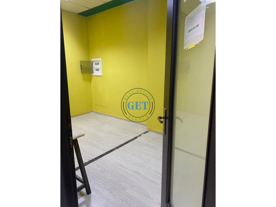 Durres, jepet me qera zyre , 250 m² (Sheshi Pranvera, Durrës)