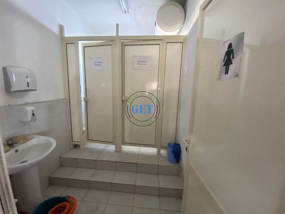 Durres, jepet me qera ambjent biznesi Kati 3, 2.000 m² 2.800 € (Shkozet, Durres)