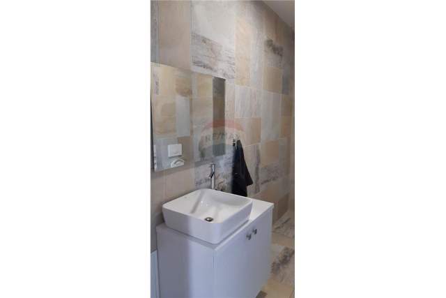Tirane, jepet me qera zyre 97 m² 600 Euro (Rruga Myslym Shyri)