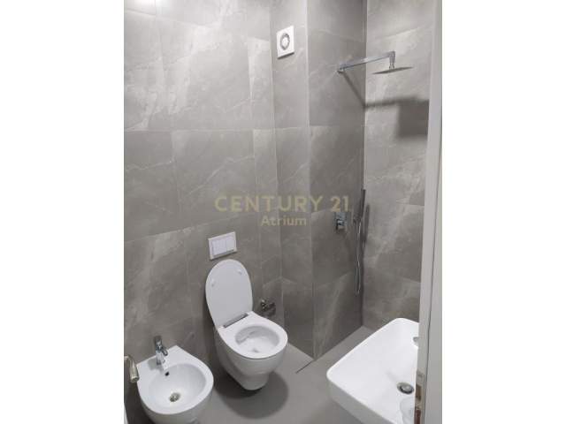 Tirane, jepet me qera apartament 1+1 Kati 7, 64 m² 350 Euro (QSUT)