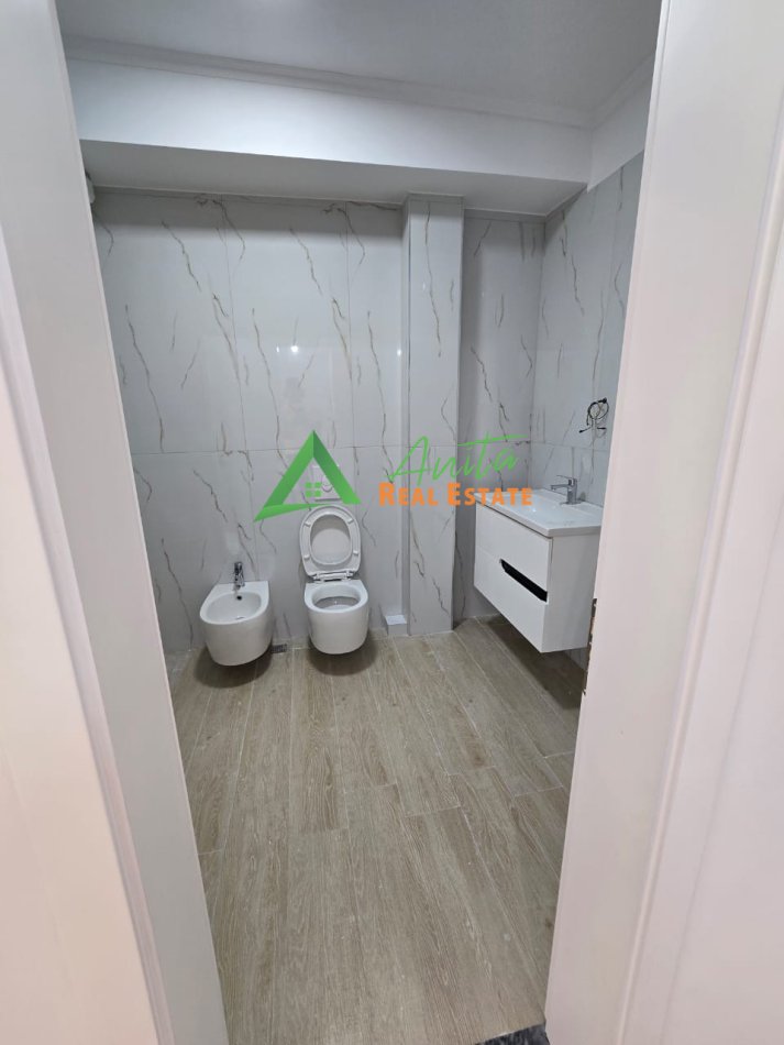 Tirane, shes apartament 1+1+Ballkon, Kati 4, 71 m2 120,000 € (Rruga Riza Cerova)