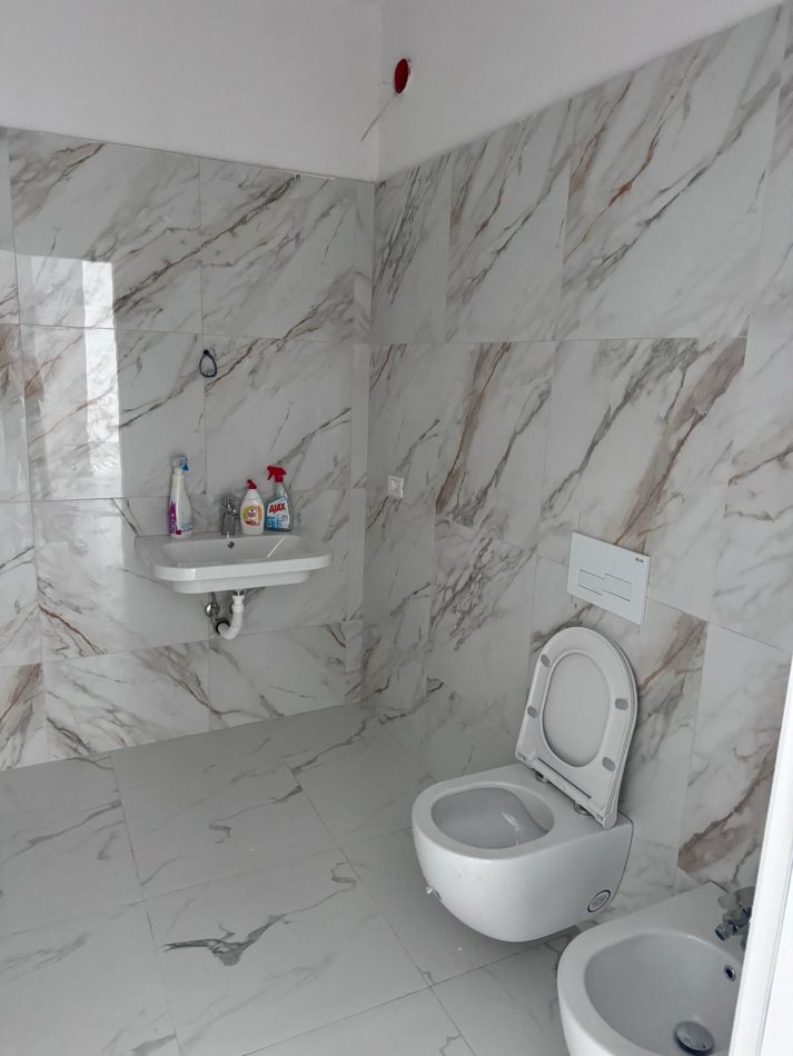 Tirane, shitet apartament 2+1+Ballkon Kati 2, 122 m² 170.000 € (Porcelan . prane uet ,)
