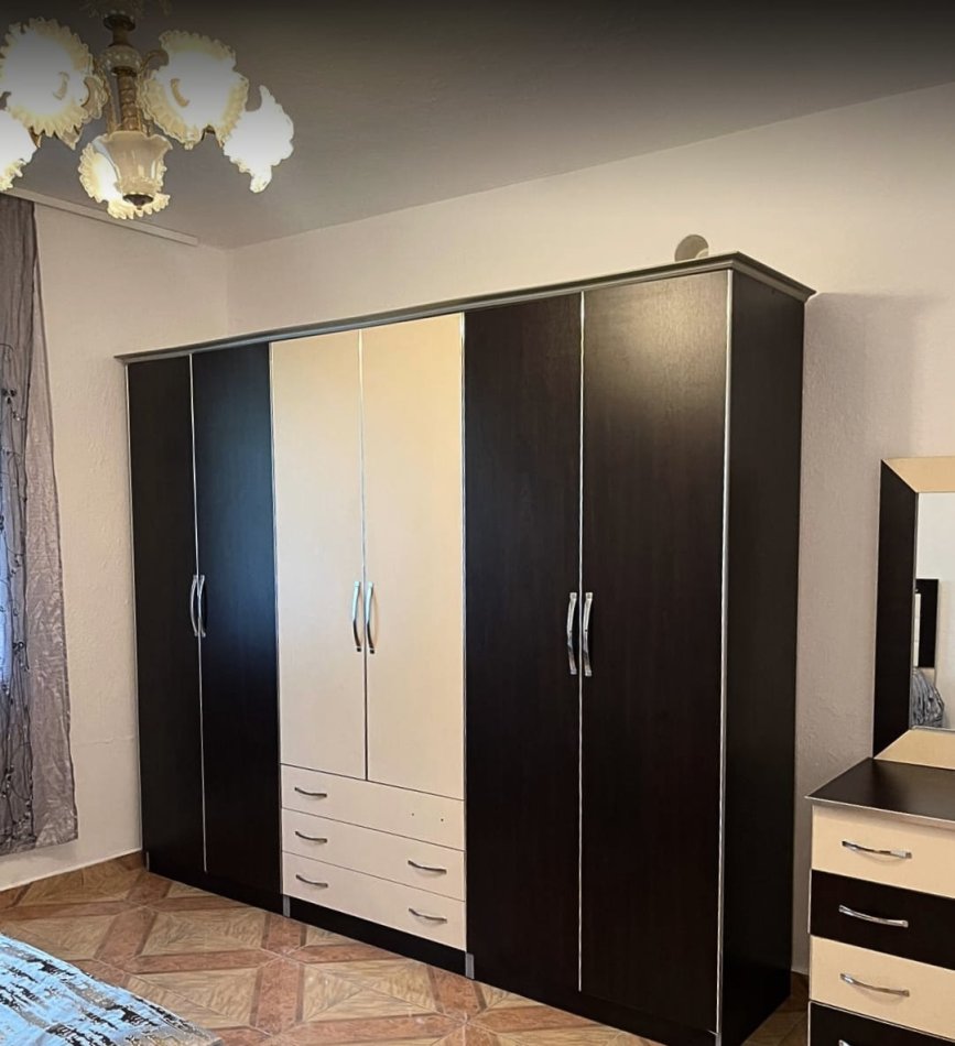 Tirane, jepet me qera apartament 1+1+Ballkon Kati 1, 58 m² 350 € (Rruga teodor Keko ,Kat Vile me parkim)