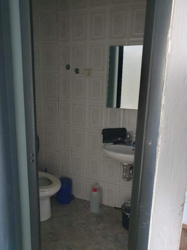 Tirane, jepet me qera dyqan 37 m² 400 Euro