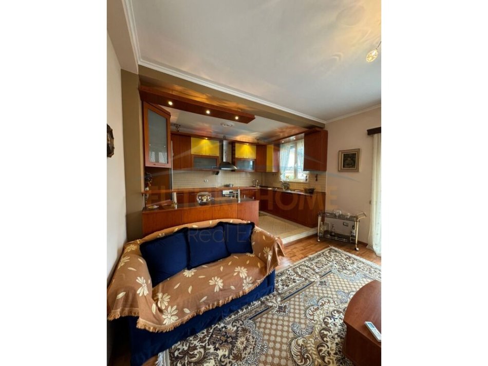 Tirane, jepet me qera apartament 2+1 Kati 2, 160 m² 400 € (shkoze)