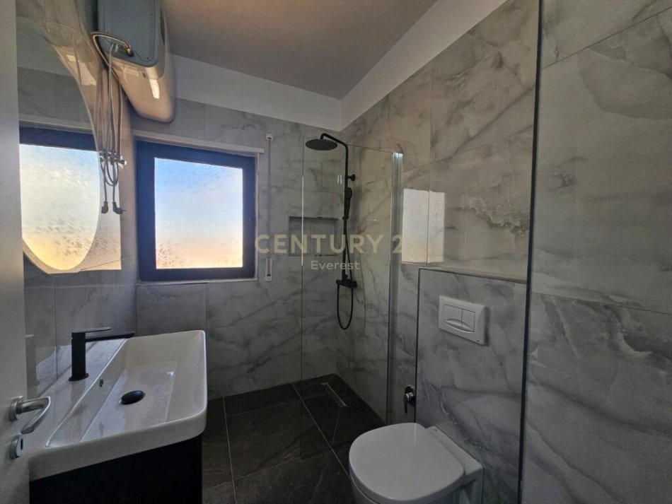 Tirane, shitet apartament 3+1+Ballkon Kati 8, 121 m² 216.000 € (Prane viles Gold ne rrugen e Dibres)