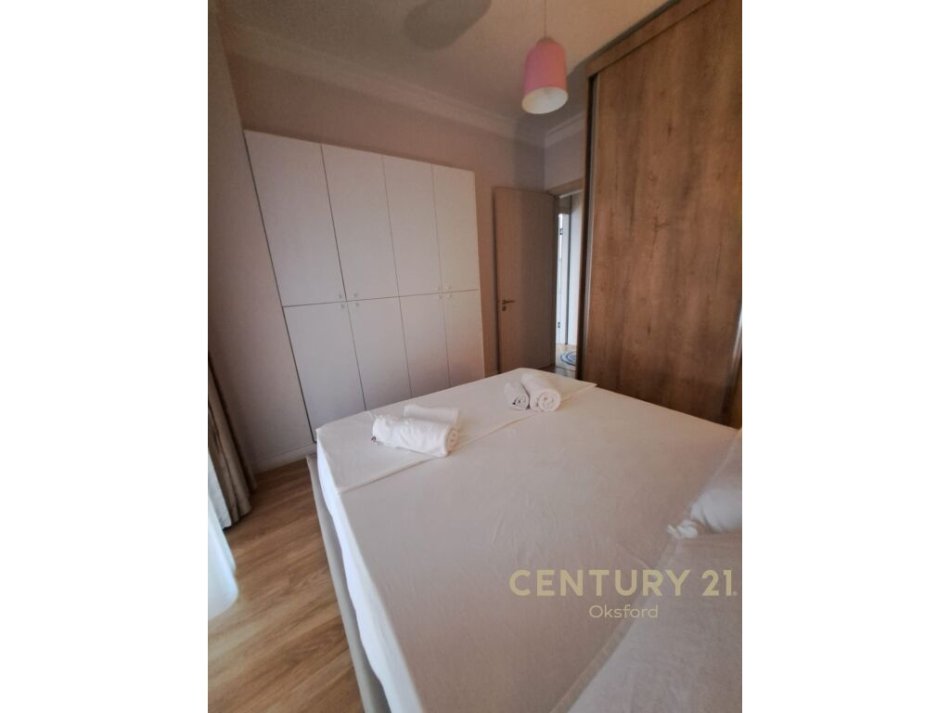 Tirane, jepet me qera 1+1+Ballkon Kati 2, 450 € (në katin e 5-të të një ndërtese me 8 kate, në zonën Astir të Tiranës.)