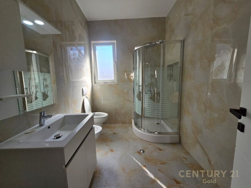 Tirane, shitet apartament 2+1+Ballkon Kati 3, 105 m² 165.000 € (Shesim Apartament 2+1 te Mine Peza)