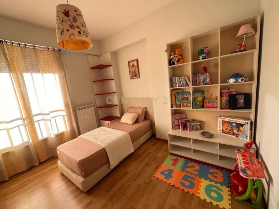 Tirane, jepet me qera apartament 2+1+Ballkon + PARKIM,  Kati 4, 97 m² 600 € (Rruga Barrikadave, prane qendres se Tiranes.)