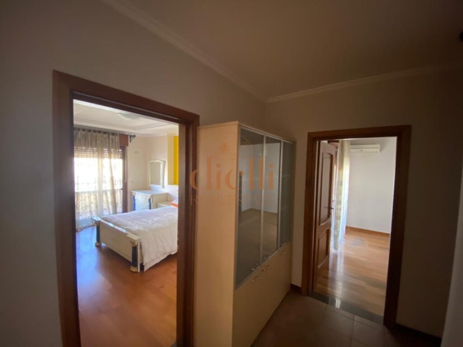 Apartament 3+1+2 Per Qira, Tek Komuna E Parisit