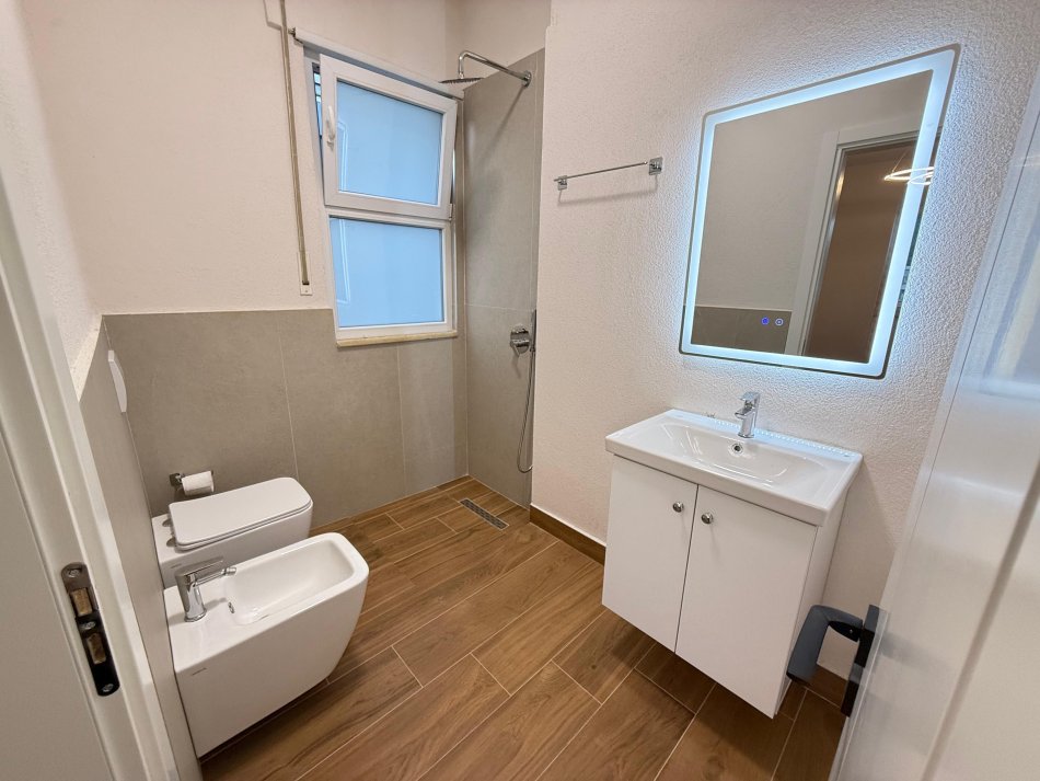 Tirane, shitet apartament 2+1+Aneks+Ballkon Kati 5, 120 m² 230.000 € (liqeni i thate)