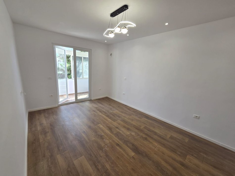 Tirane, shitet apartament 2+1+Ballkon Kati 4, 75 m² 185.000 € (Rruga Pjeter Budi)