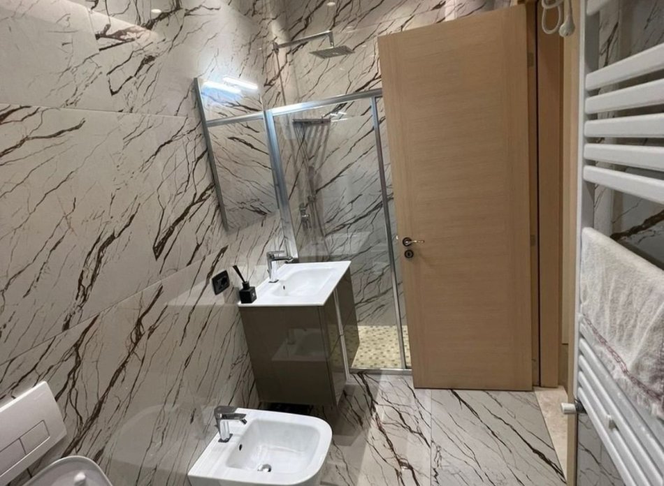 Tirane, jepet me qera apartament 2+1 Kati 2, 95 m² 800 € (rruga hamdi sina)