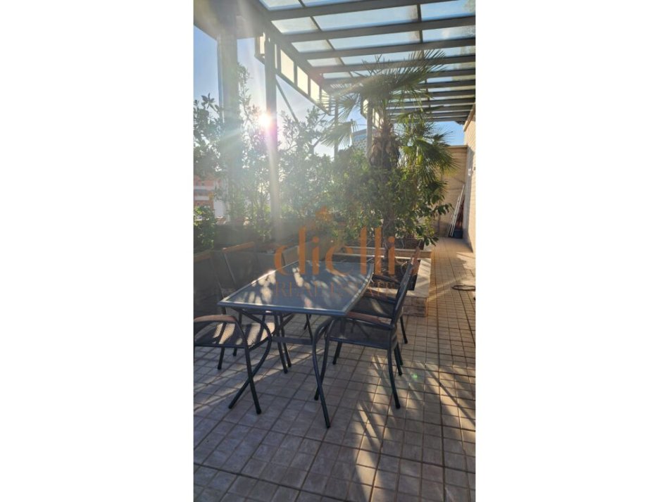 Shitet Duplex PentHouse Pranë Pazarit Të Ri.