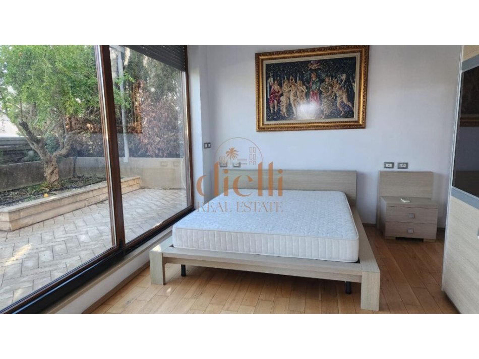 Shitet Duplex PentHouse Pranë Pazarit Të Ri.