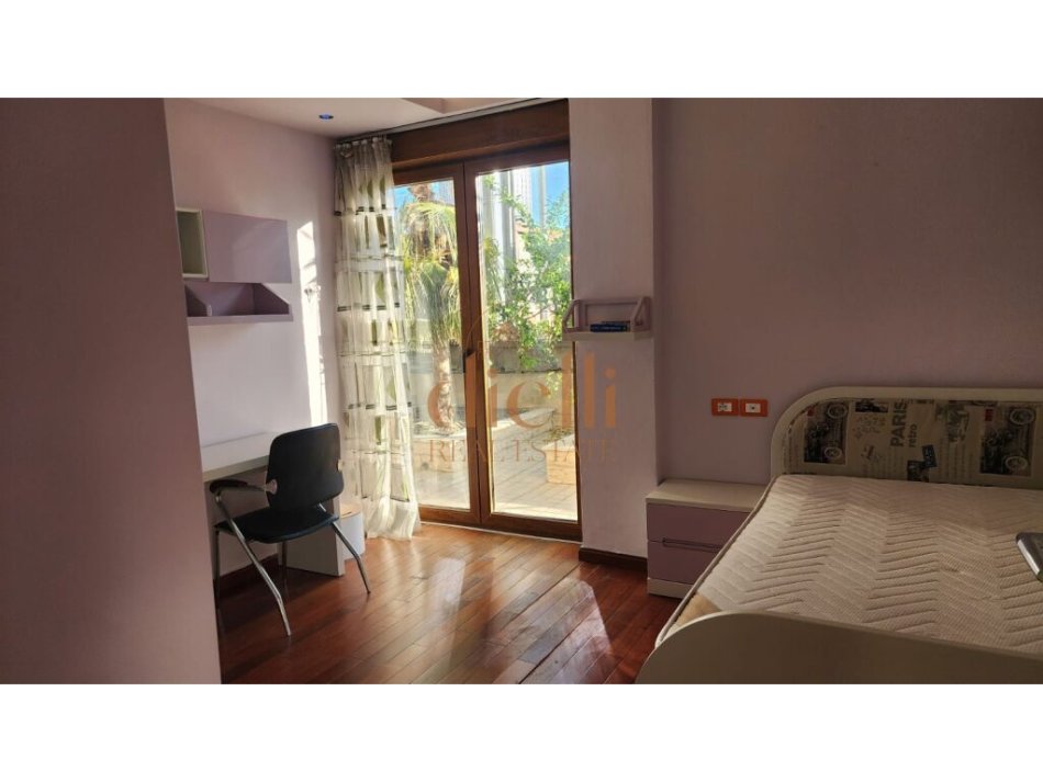 Shitet Duplex PentHouse Pranë Pazarit Të Ri.