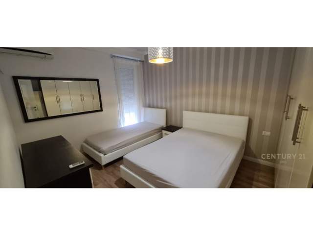 Tirane, jepet me qera apartament 1+1 Kati 2, 60 m² 450 Euro (barrikadat)