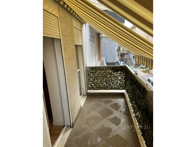 Tirane, jepet me qera apartament 1+1 Kati 2, 60 m² 450 Euro (barrikadat)