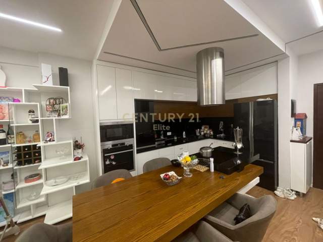 Shitet ap.2+1+2 me mobilim bashkekohor te Kompleksi Star, 110 m² 140.000 Euro (Rruga Frosina Plaku)