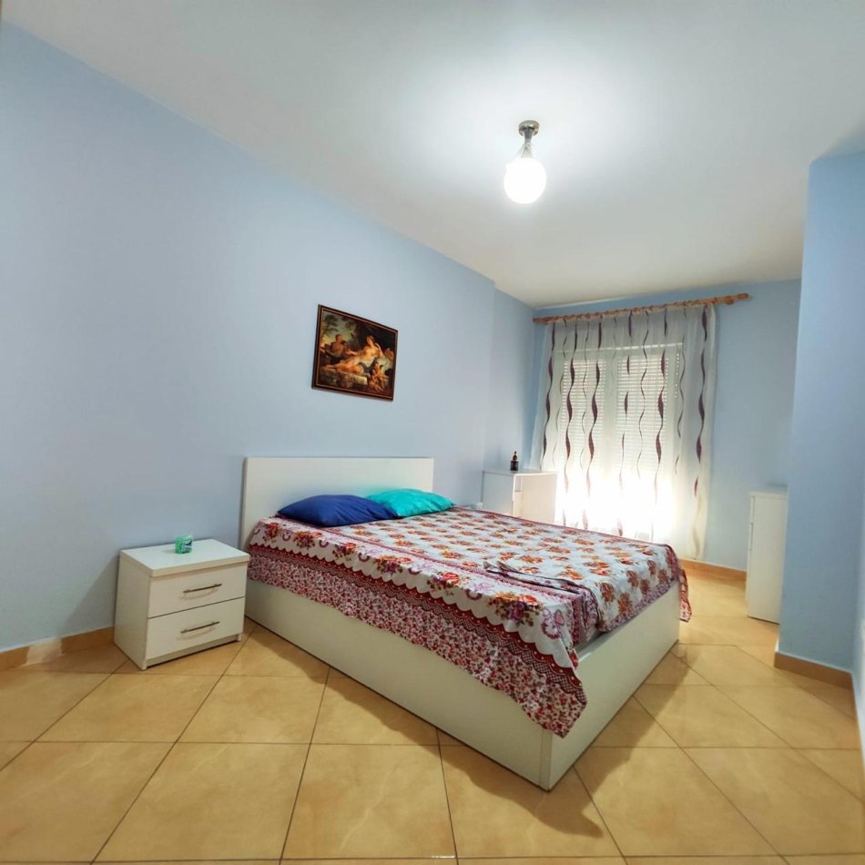 Tirane, jepet me qera apartament 2+1+Ballkon Kati 6, 110 m² 550 € (rruga ndre mjeda)