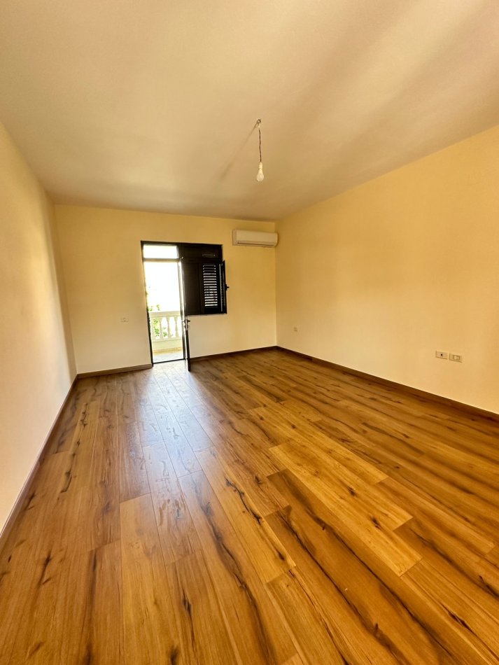 Tirane, jepet me qera Vile 3 Katshe, , 350 m² 900 € 
