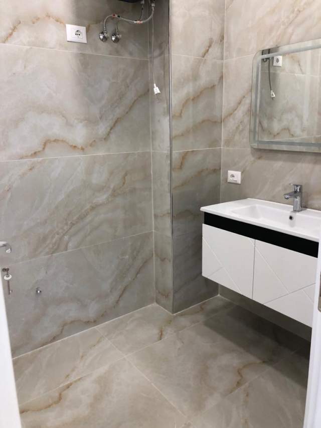 Durres, jepet me qera ambjent biznesi Kati 2, 259 m² 1.000 Euro (Rruga e Vollgave)