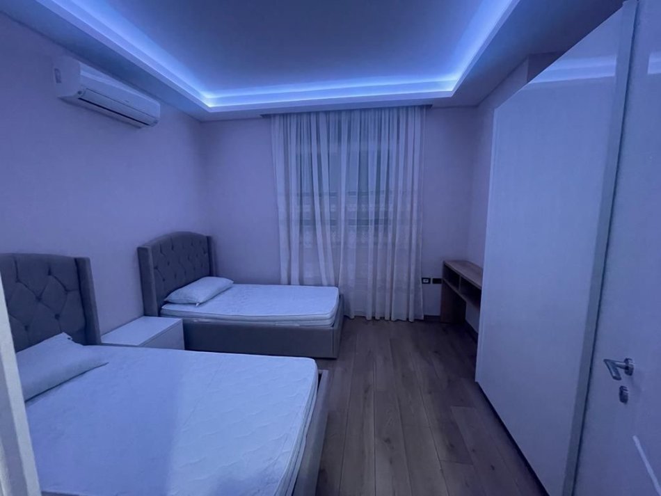 Vlore, jepet me qera apartament 2+1+Ballkon Kati 2, 600 € (Ismail Qemali)