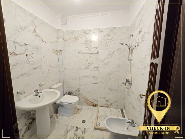 Tirane, jepet me qera zyre Kati 4, 177 m² 1.800 € (Sheshi Wilson)
