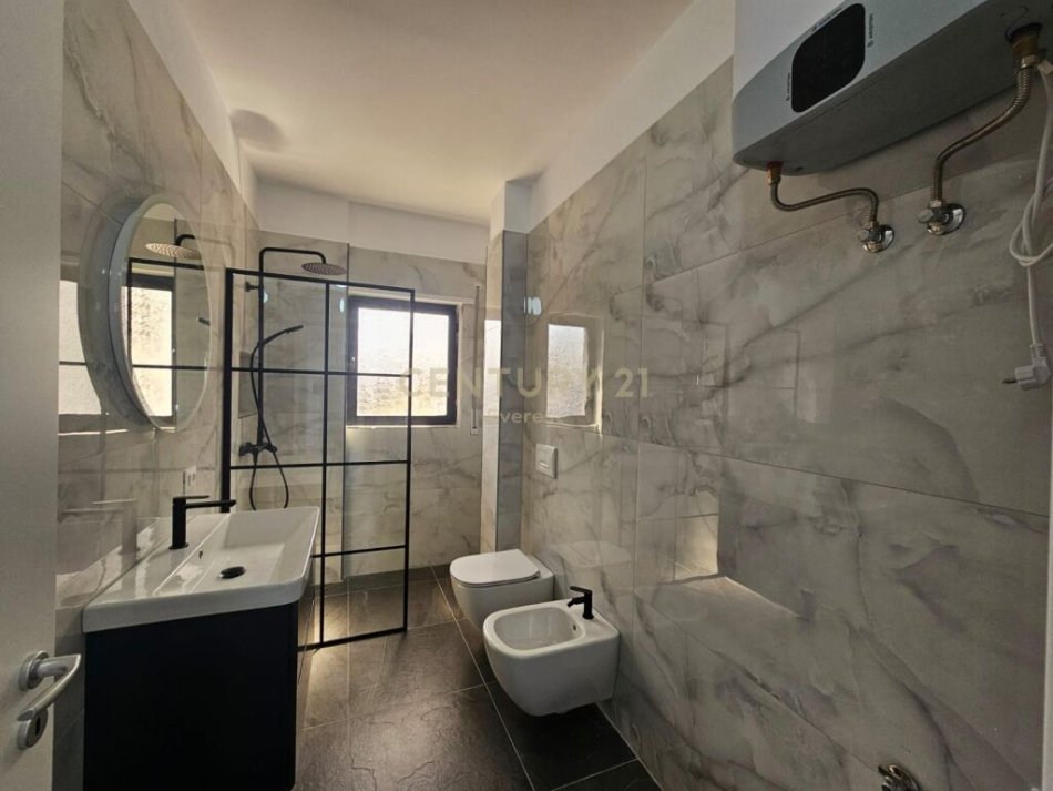 Tirane, shitet apartament 3+1+Ballkon Kati 8, 121 m² 216.000 € (Prane viles Gold ne rrugen e Dibres)