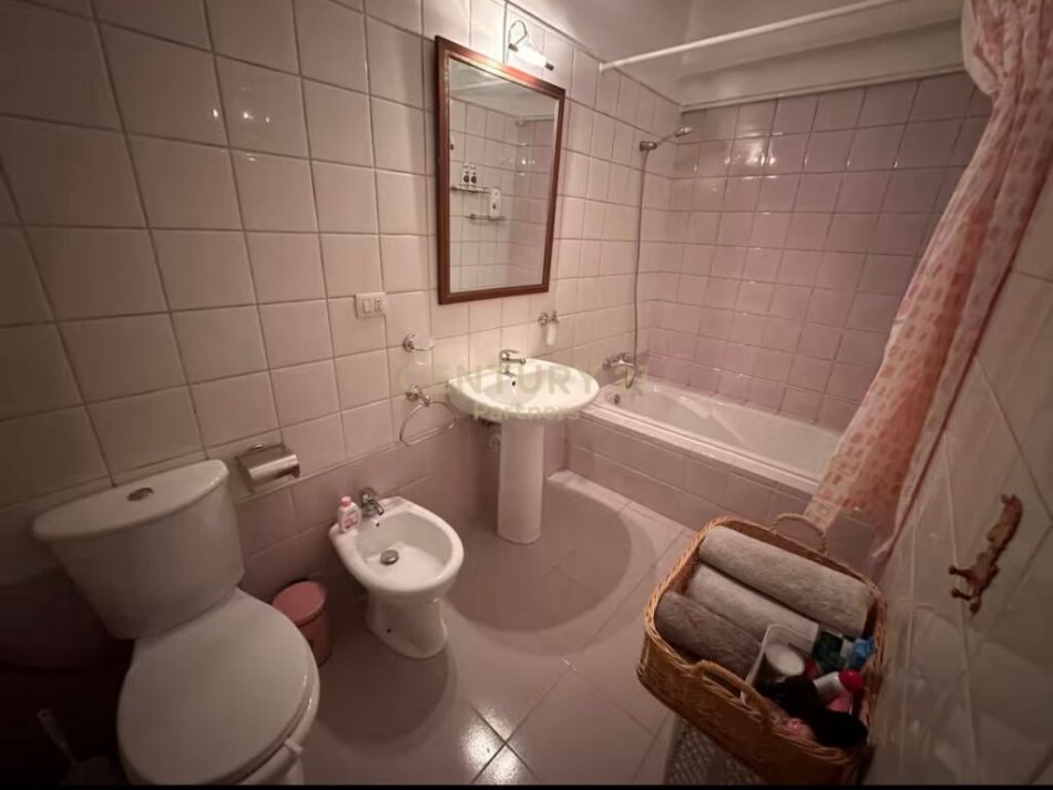 Tirane, jepet me qera apartament 2+1+Ballkon + PARKIM,  Kati 4, 97 m² 600 € (Rruga Barrikadave, prane qendres se Tiranes.)