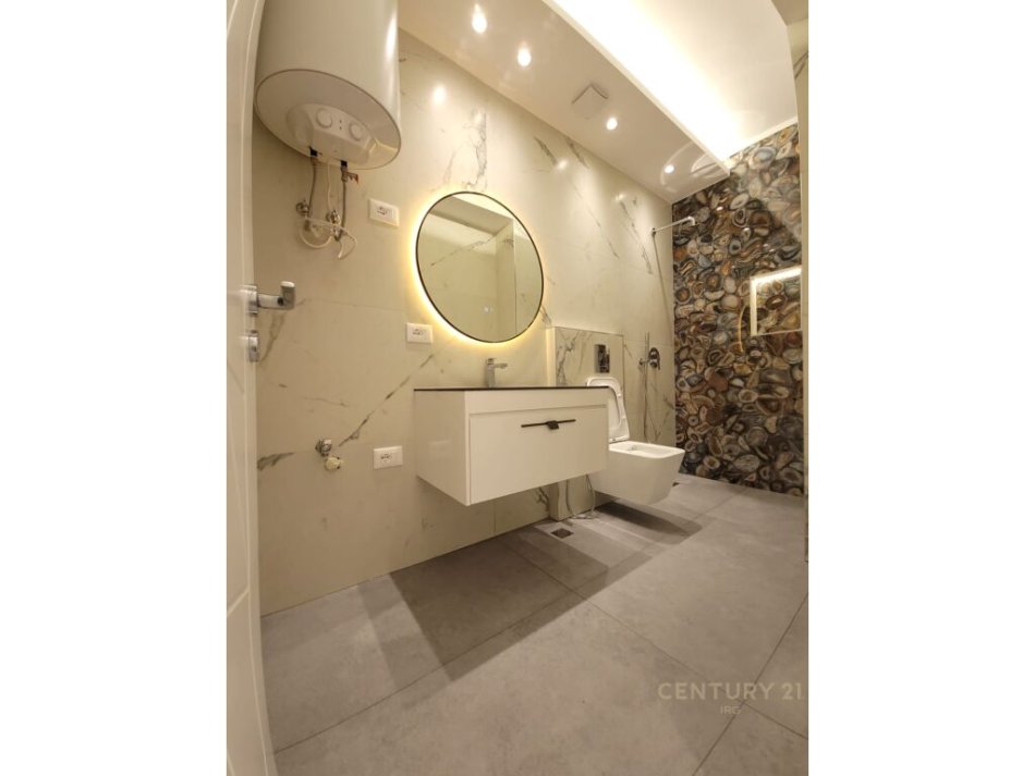 Tirane, shitet apartament 2+1+Ballkon Kati 7, 95 m² 210.000 € (prane rrethrrotullimit tek Zogu i Zi)
