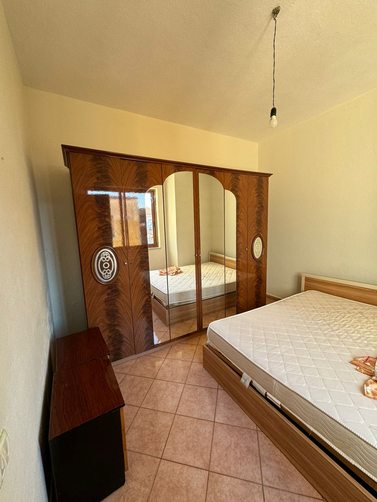 Jepet me qera apartamenti 1+1 350 mije leke , prane Viles Gold (rr. Ibrahim Buzhiqi).