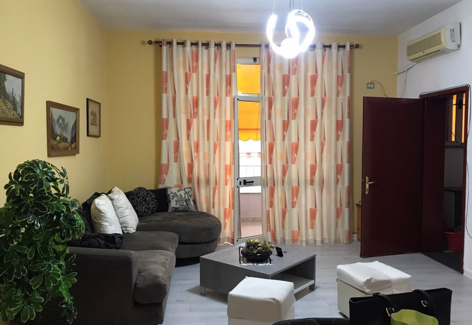 Tirane, jepet me qera apartament 1+1 Kati 2, 75 m² 650 € (QENDER,RRUGA BARDHOK BIBA)