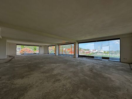 Tirane, jepet me qera ambjent biznesi , , 910 m2 2,731 €