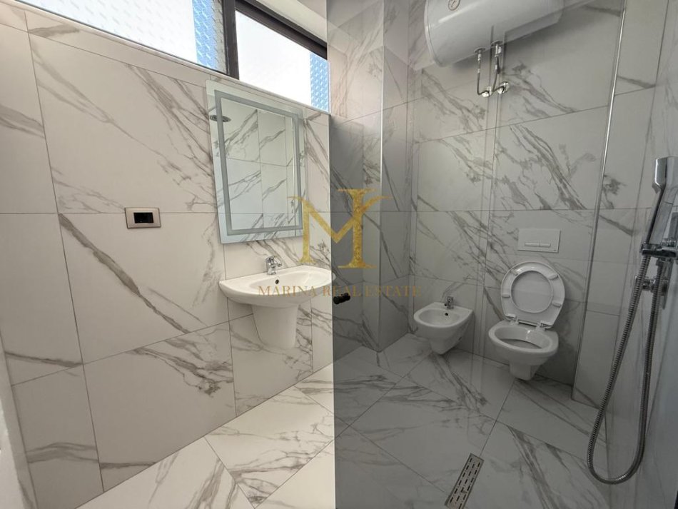 Durres, jepet me qera apartament 2+1+Ballkon Kati 2, 88 m² 480 € (Drejtoria policise)