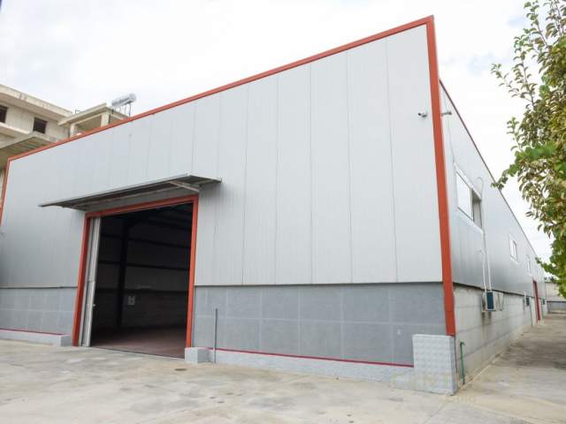 Fier, jap me qera magazine Kati 0, 1.800 m² 2.500 Euro (Portrez,Fier)