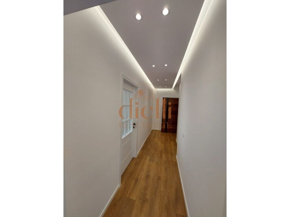Tirane, shitet apartament 2+1+Aneks+Ballkon, Kati 10, 100 m2 215,000 € 