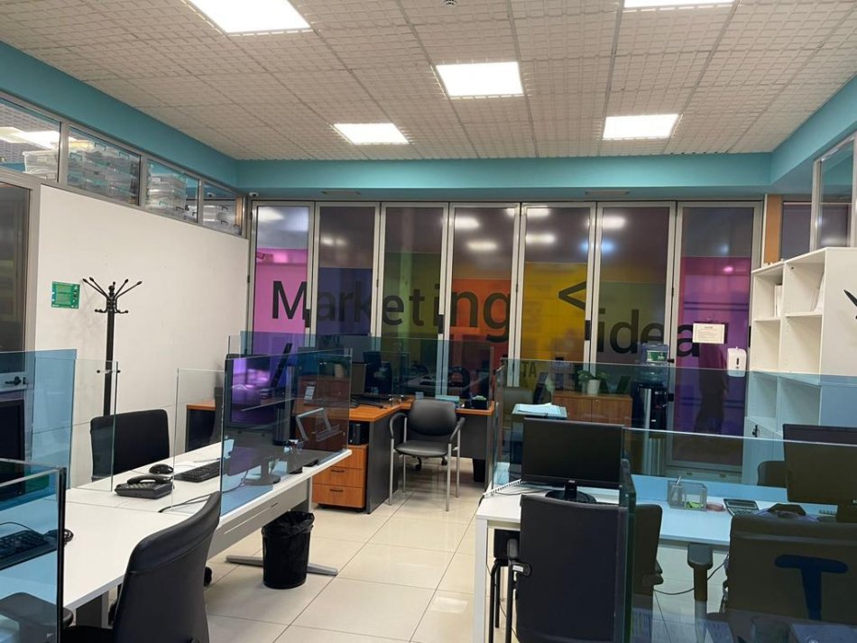 Tirane, jepet me qera zyre Kati 2, 222 m² 4.000 € (bllok)