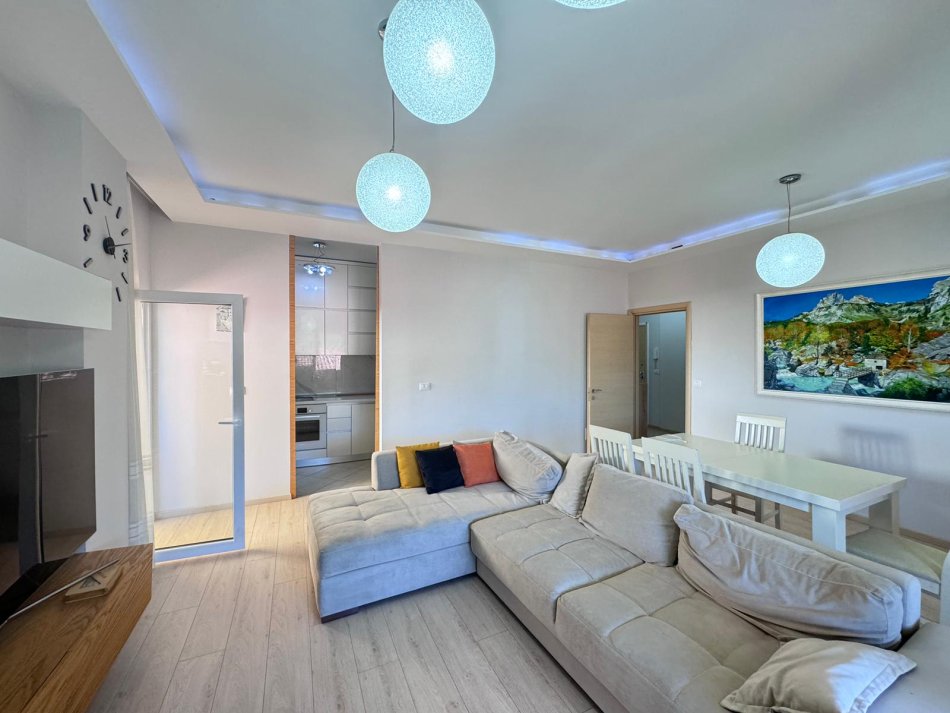 Tirane, jepet me qera apartament 2+1+Ballkon , 600 € 